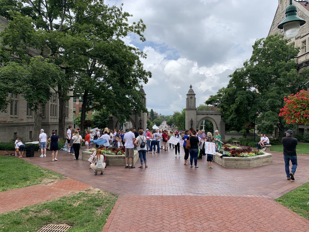 RichNye13's tweet photo. Crowd gathering at #SampleGates at IU for 1 pm “Rally For Medical Freedom” to protest against #COVIDVaccine mandate for students & staff. @WTHRcom https://t.co/oguXBkpp95