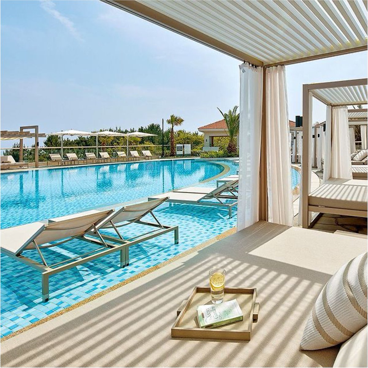 solay_app's tweet image. Let your guests R&amp;amp;R in a reserved cabana powered by Solay!  Solay makes ordering food &amp;amp; drinks in a reserved seat fast and hassle free for hotel guests through simple integrations with mobile food &amp;amp; beverage ordering systems. A win-win for guests &amp;amp; staff. 
Photo: @theshillajeju