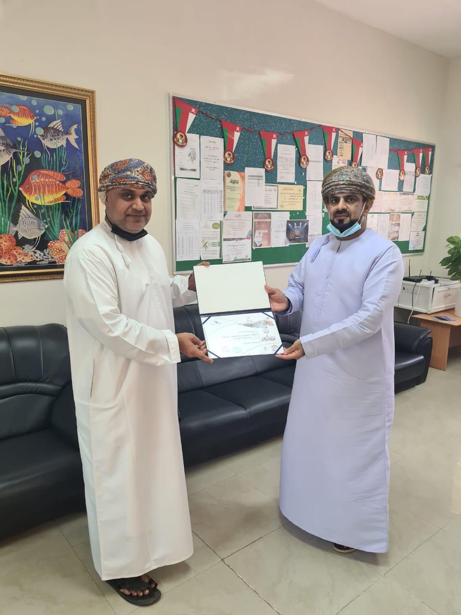 الخميس ٢٠٢١/٦/١٠ م
تسليم أ. / خليفة بن سعيد السعيدي
أخصائي أنشطة مدرسية، شهادة شكر وتقدير 
بمناسبة فوز المدرسة بجائزة المركز الثاني لمسابقة الافلام القصيرة للتراث المغمور  بالمياه ، والتي فاز بها الطالب/اليمان الشيدي ، والذي تابعه وشجعه أ. خليفة السعيدي .
#فعاليات_تعليمية_مسقط