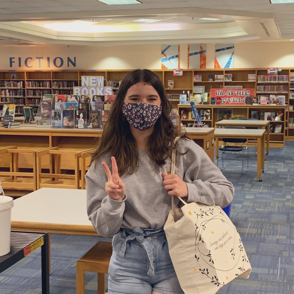 Library4Lancers's tweet photo. When a favorite #LibraryKid brings her own bag for #SummerCheckout! 🥰📚😁 #LancersRead #oneccps #mhslancers https://t.co/Q4bKc98eIq