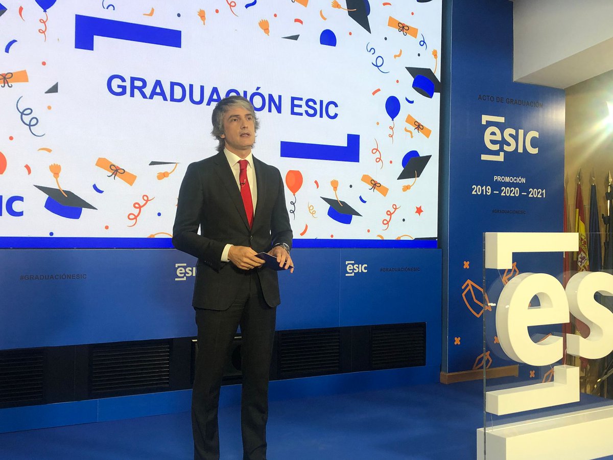 ESIC_University's tweet photo. "ESIC ha realizado un proceso de evolución intenso durante este año". Ramón Arilla, Rector ESIC University #GraduaciónESIC https://t.co/TXe4L62BYc