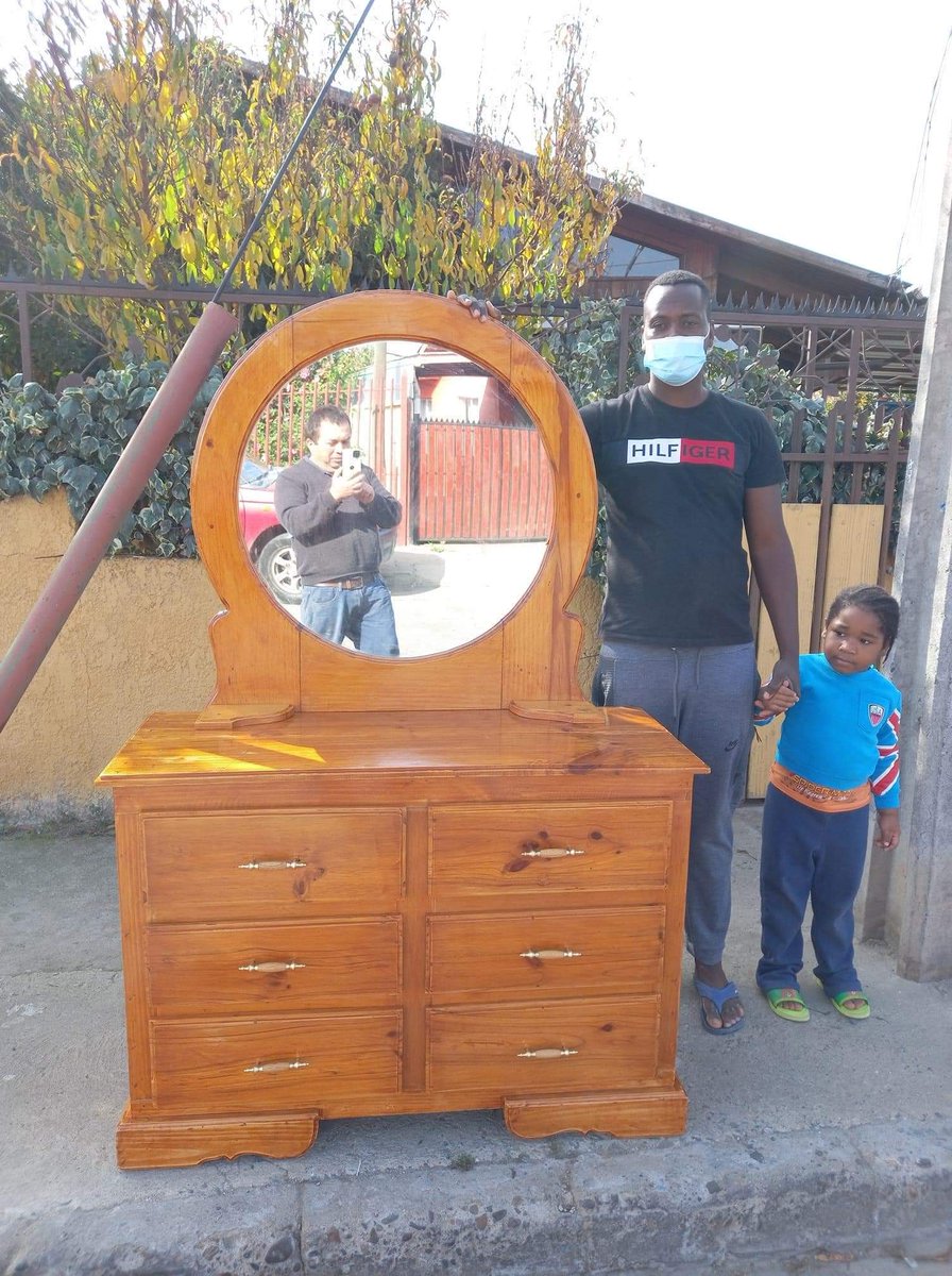 DiosPajarita's tweet photo. Ayuda x aquí.   Esta hermosa comoda de madera chilena, hecha x él. La vende Marcelo en $125.000.- conversables.  Fono 934567025.... https://t.co/3gY1pBi2FK