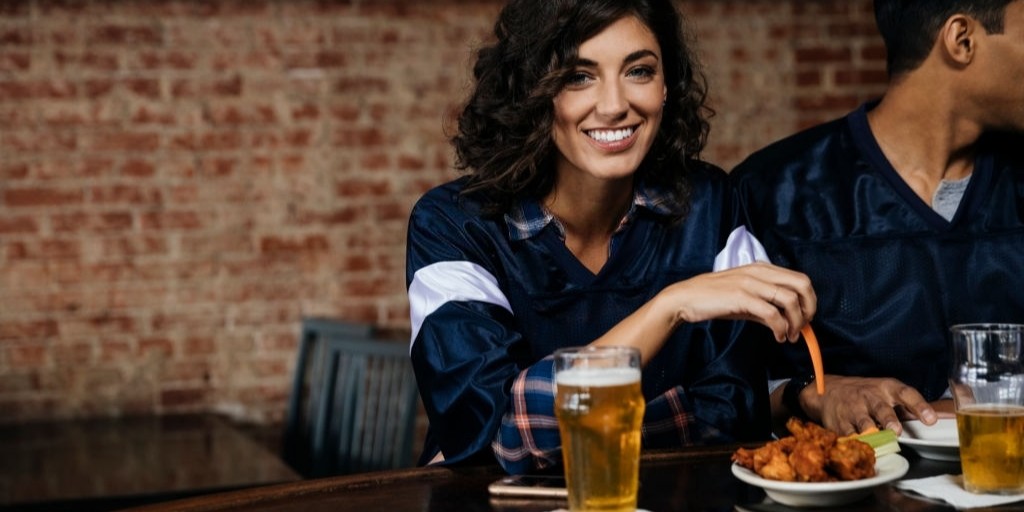 SheratonSantaFe's tweet photo. ¡Salud! Por los amigos, las alitas y el buen ambiente 
🍻 #BleeckerWings todos los jueves y viernes.
8 alitas, 8 costillas, 4 cervezas nacionales, papas fritas y guarniciones por solo $500 para 2 personas.

#SheratonHotels #Sheraton #Amigos #BeerLover https://t.co/ocqWShEU06