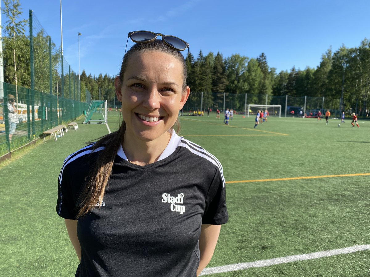 Stadi Cup 2021 on startannut! 🌞⚽ Fiilis siis erittäin onnellinen kun pitkä odotus onneksi lopulta palkittiin ja tytöt pääsevät taas turnauskentille. Tsemppiä kaikille 335 joukkueelle! Linkistä pääset katsomaan lisää päivän fiiliksiä:
lansivayla.fi/paikalliset/41…
#HelsinkiLiikkuu