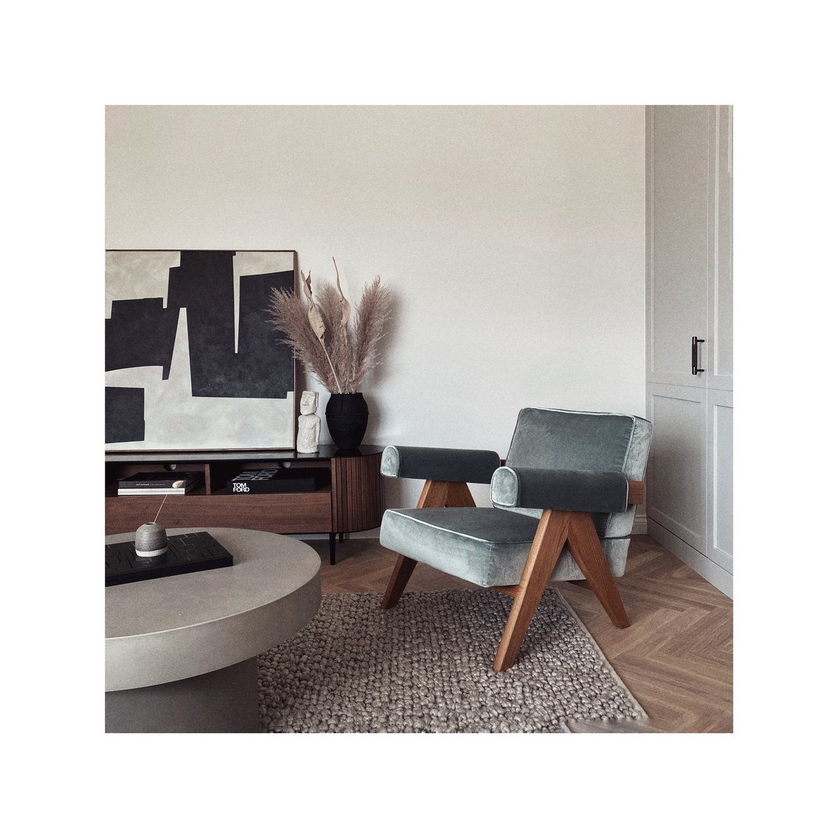 It’s been a busy week with two photoshoots of freshly finished  projects. Watch this space for more updates 🙃

#YAMProjects #london #design #photoshoot #photography #portfolio #refurbishment #livingroom #art #styling #dried #florals #pampas #interiors #home #interiordesign