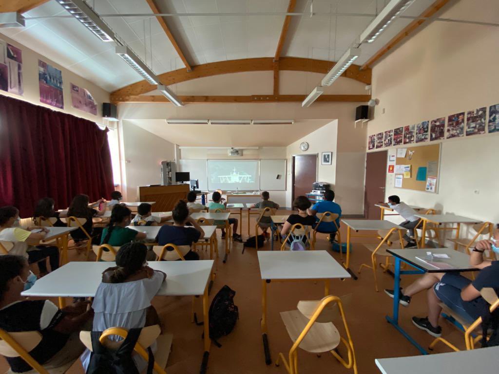 ColDunoisBoissy's tweet photo. Débat à partir du film Home par notre AED Joshua avec des 5e @eddcreteil @AcCreteil #filmHome https://t.co/8HcObq7u4O