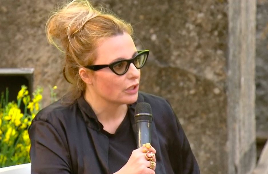 «Avevo paura di venire qui stasera. Mi sentivo un po' un pagliaccio. Da ragazzina ero molto brutta e, quando camminavo per strada, sentivo lo sguardo degli altri, arretravo. Venire qui è attraversare le strade che non ho attraversato». Teresa Ciabatti, ti adoro. #PremioStrega2021