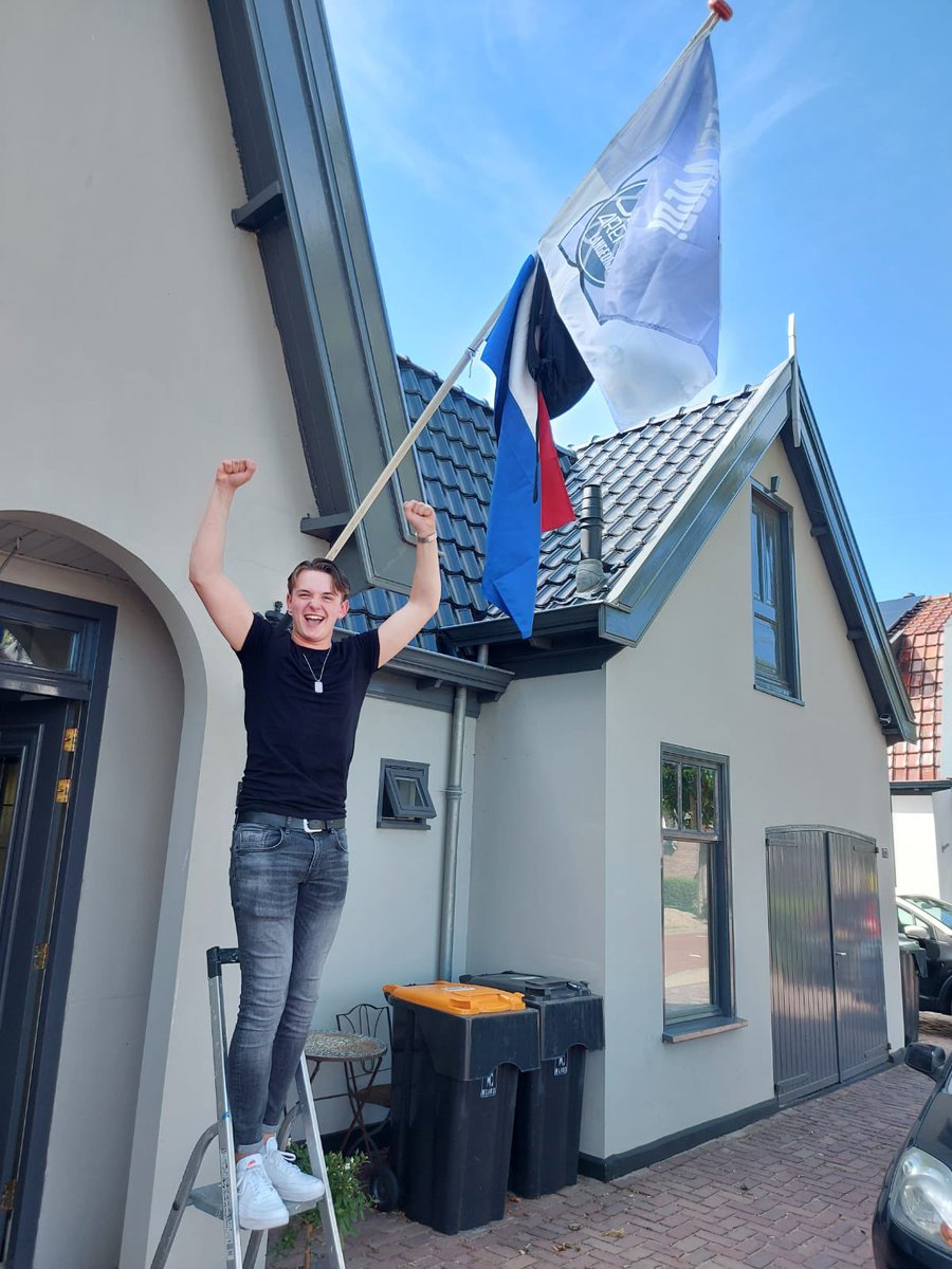 #BLOG08: De vlag kan uit! ☘🇳🇱

Vandaag werden alle leerlingen gebeld over hun examenresultaten. Bij de vestiging in Langedijk ging dat nét even anders.
ja.nl/blog/08-de-vla…

Alle leerlingen die geslaagd zijn: hartelijk gefeliciteerd!

#janarentsz #examen #devlagkanuit