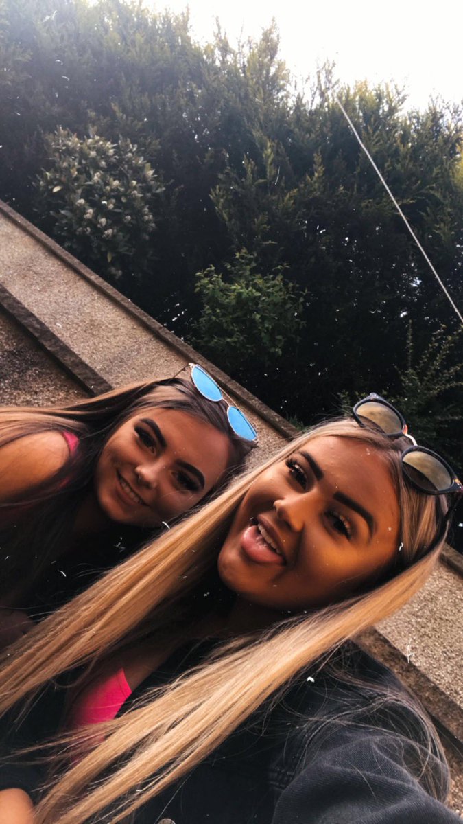 Ciaraathomsonn's tweet photo. happy birthday @MillieBowmannn, hope you’ve had the best day love and miss you gorgeous🤍🤍 https://t.co/KP65SzN1rW