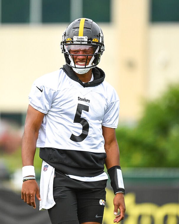 josh_dobbs1's tweet photo. Love what you do! 🏈🚀

📸: @caitlynepes | @steelers https://t.co/TuSKQ8OgOB
