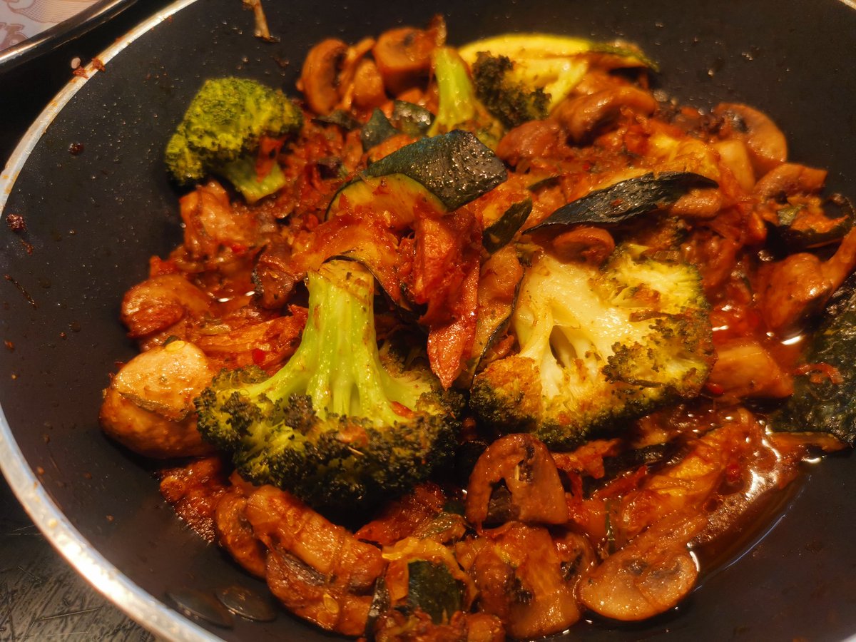 MarkWrenmark's tweet photo. Sustainably sourced mussels, garlic prawns, fries and bbq vegan stir fry.  Followed by blueberry and chocolate fool. A little treat for the Boarders. @Thomas_Franks_ @alisonryan2018 @hallgroveschool https://t.co/CT2iG4rruv