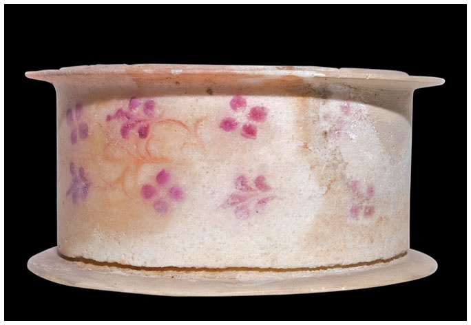 ColorsAndStones's tweet photo. Luxury and elegance of the Classical period #AncientGreece

This marble pyxis with a delicate floral motif painted with purple &amp; bright yellow, with traces of gold leaf on the lid, could be used to store jewelry or cosmetics.
Dated to 5th C BCE; in @museumsmoments
#AncientColors https://t.co/Nokb9cvbMG