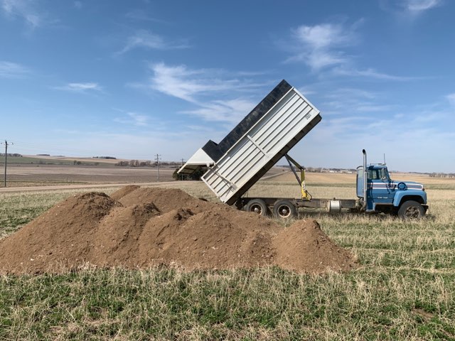 strong_field's tweet photo. Farmers are taking advantage and getting #nutrients stockpiled this summer to impact their #yields for next years crop.  
We have a portfolio of products to meet your needs:
✔️Poultry Litter
✔️Cattle Manure
✔️Shell Lime https://t.co/fQxC17al2b