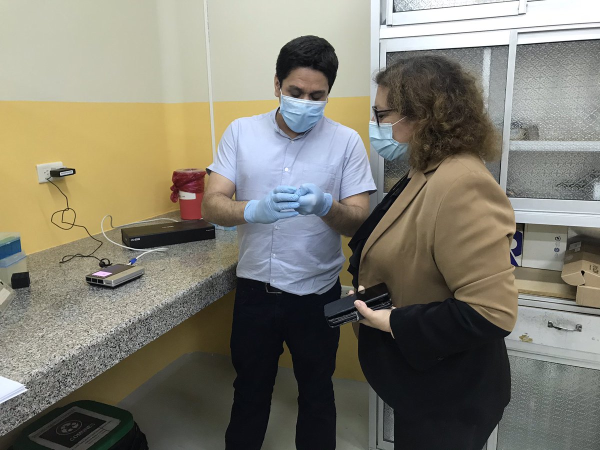 INSPI_ECUADOR's tweet photo. Dr. Leandro Patiño, investigador de @INSPI_ECUADOR , conversa con la Dra. Gulnara Borja , Directora Ejecutiva de la entidad, sobre Tecnología de alto rendimiento y Secuenciación Genómica  para investigación de agentes infecciosos en Ecuador https://t.co/tVECyXJ9LJ