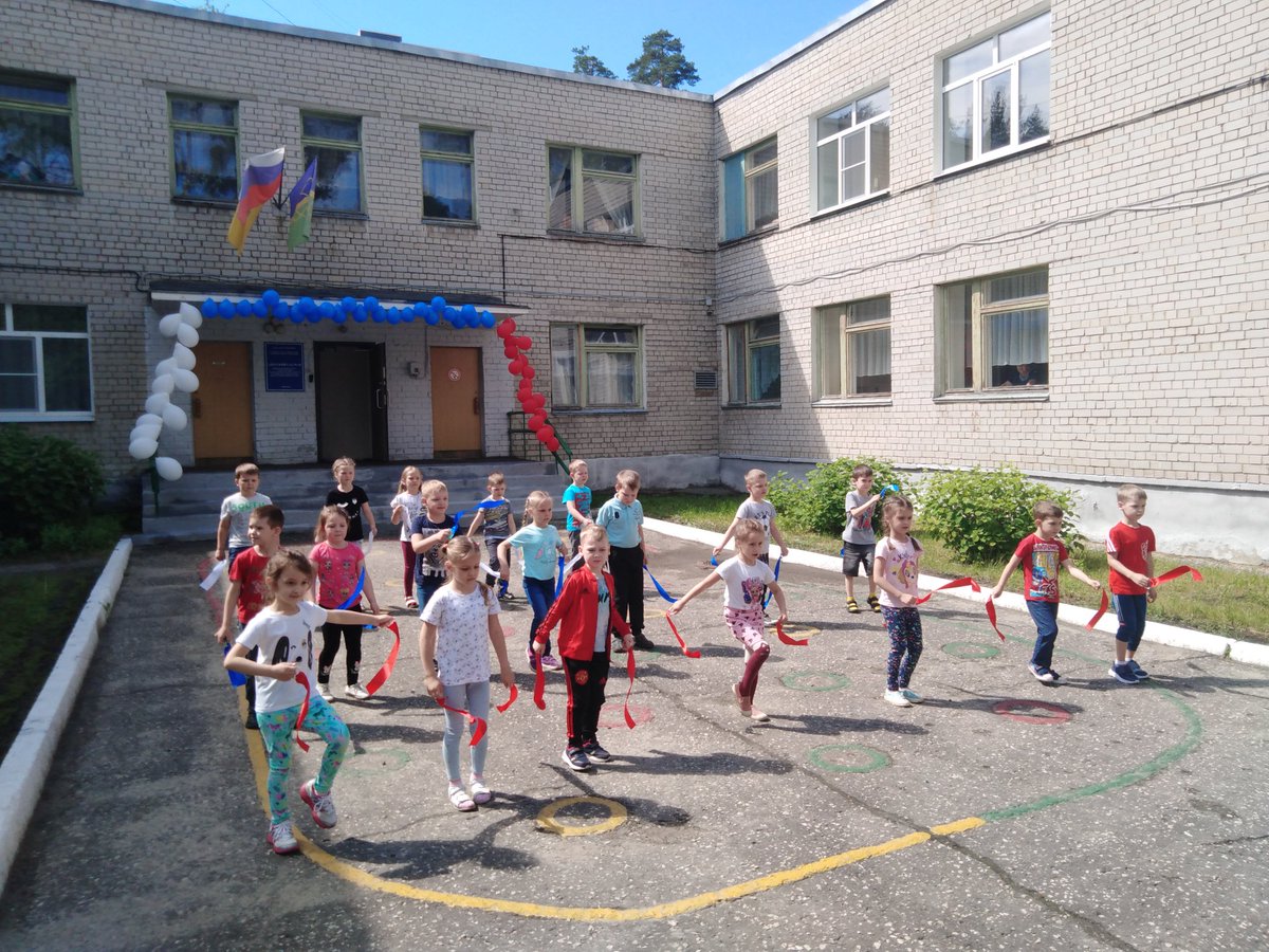 #детскийсад10 #ДеньРоссии 12 июня - День России. На праздник к юным патриотам приходила русская Матрешка. Ребята встретили её стихами о символах России. Вместе они играли в народные игры, пели песни о Родине, танцевали флешмоб "Мы дети России!"