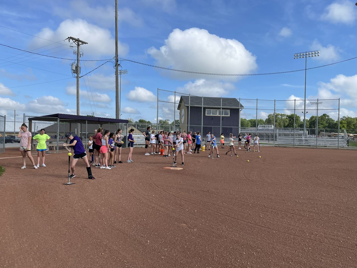 ChristyLReeves's tweet image. Our Team Challenge from Tuesday was SOFTBALL! Furthest hit, longest throw and fastest time from home to 1st! Team Cheer+Some walked away with two wins, Sharks &amp;amp; #OneSenior each w/one as well! Always fun watching our ladies step outside their comfort zone and cheer each other on!