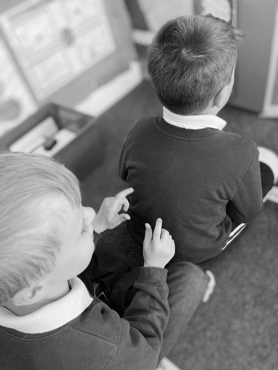 RyfMelyn21's tweet photo. Look at us taking part in our relaxing job of back tickling. It increases our serotonin which helps to keep us calm and happy in class 😃☺️🌈💚 #DailyDose #RyfWellbeing #HealthyHarri #RyfArticle31 @InspireUglobal @rhosyfedwen https://t.co/UcIPK58ycI
