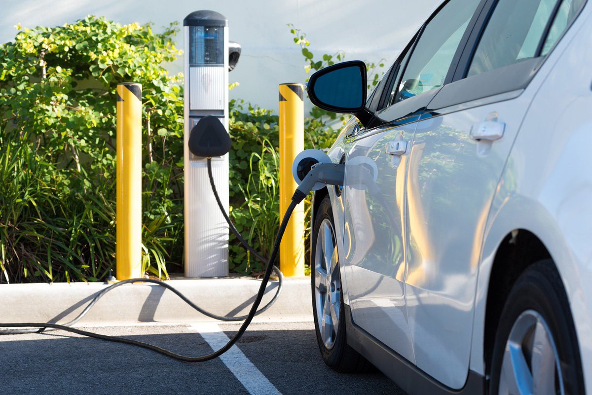 salaun_gaelle's tweet photo. 👏@EDF_Entreprises #CommerceIDF &amp; @Izivia sont fiers de participer au déploiement de 2⃣0⃣0⃣ #bornes de recharge🚙🔌dans les #Yvelines &amp; #Hautsdeseine @synumerique 
Les anciennes bornes feront l'objet de rénovation. Assurer 1 performance #durable notre raison d'être
@Galan_Benoit https://t.co/AtGpMJtjpn
