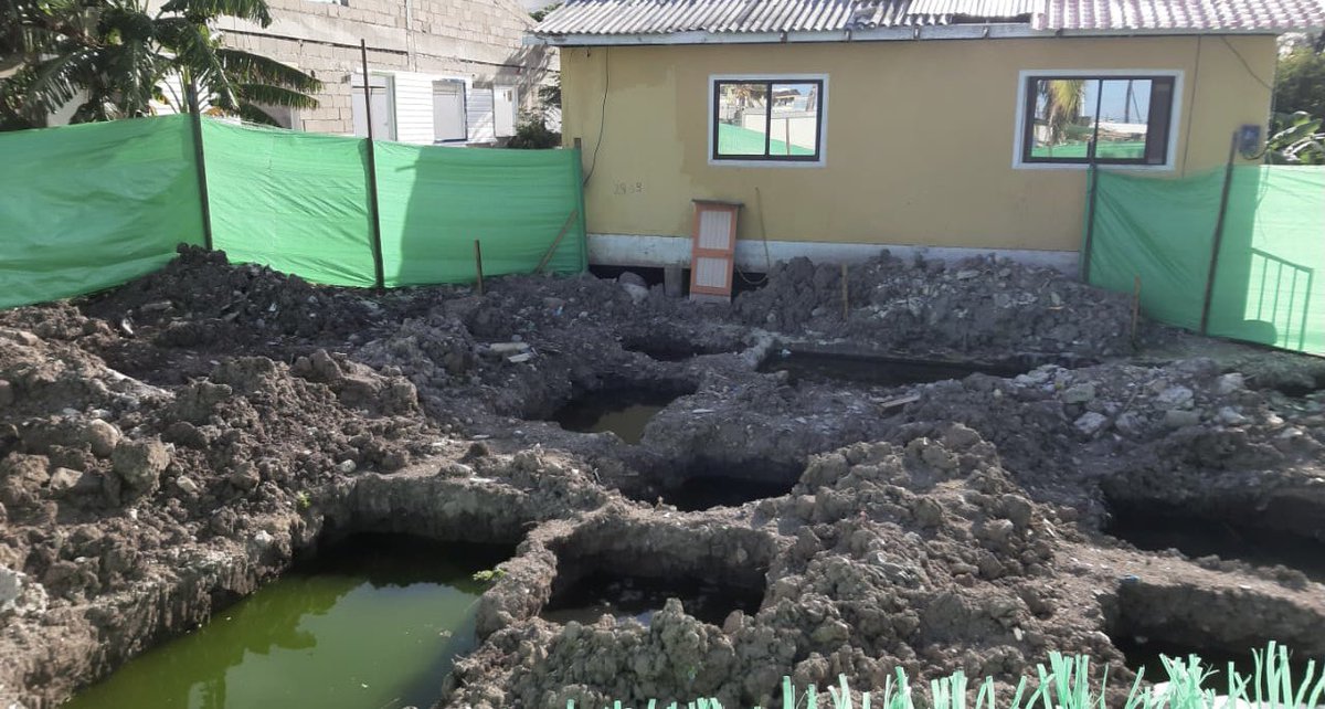 RaulHuffington's tweet photo. 7 meses 2 casas terminadas, y esto va pa largo pues empezó la temporada de lluvias, y las excavaciones ya hechas inundadas, y las por hacer en veremos por el clima.
 #Providencia https://t.co/bqng2pJB28