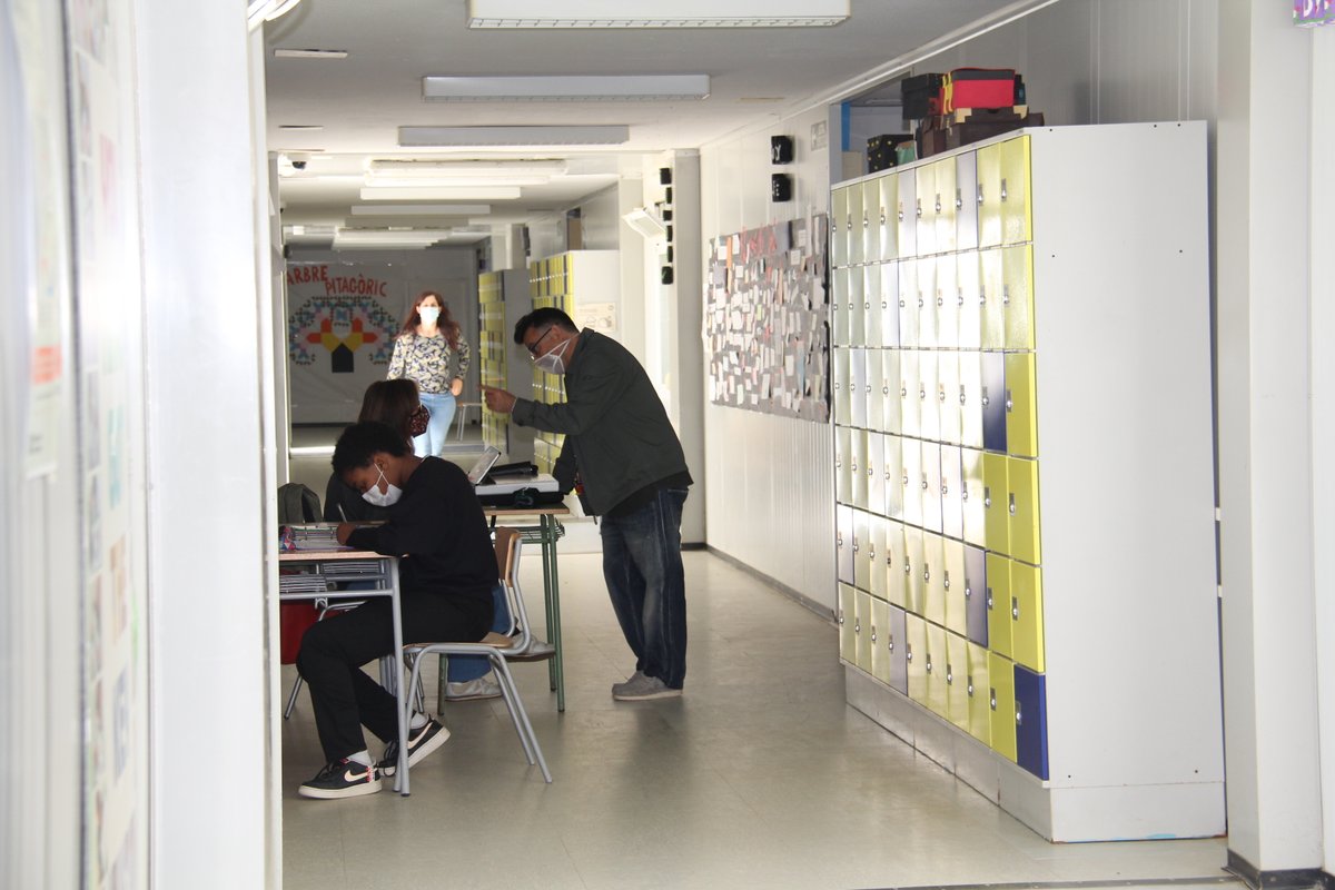 afasunsimora's tweet photo. ➡️ Fer examens i reunions al passadís pot semblar divertit, però no és digne! Avui ho expliquem a @radiocanet 🔊 i seguirem insistint #provisionalitatSI #precarietatNO 🆘Ens calen 2 mòduls més! @rosabelmc  @AnnaLasaga @miqueljarque @educaciocat @JosepGCambray https://t.co/t3DtHxgPFI