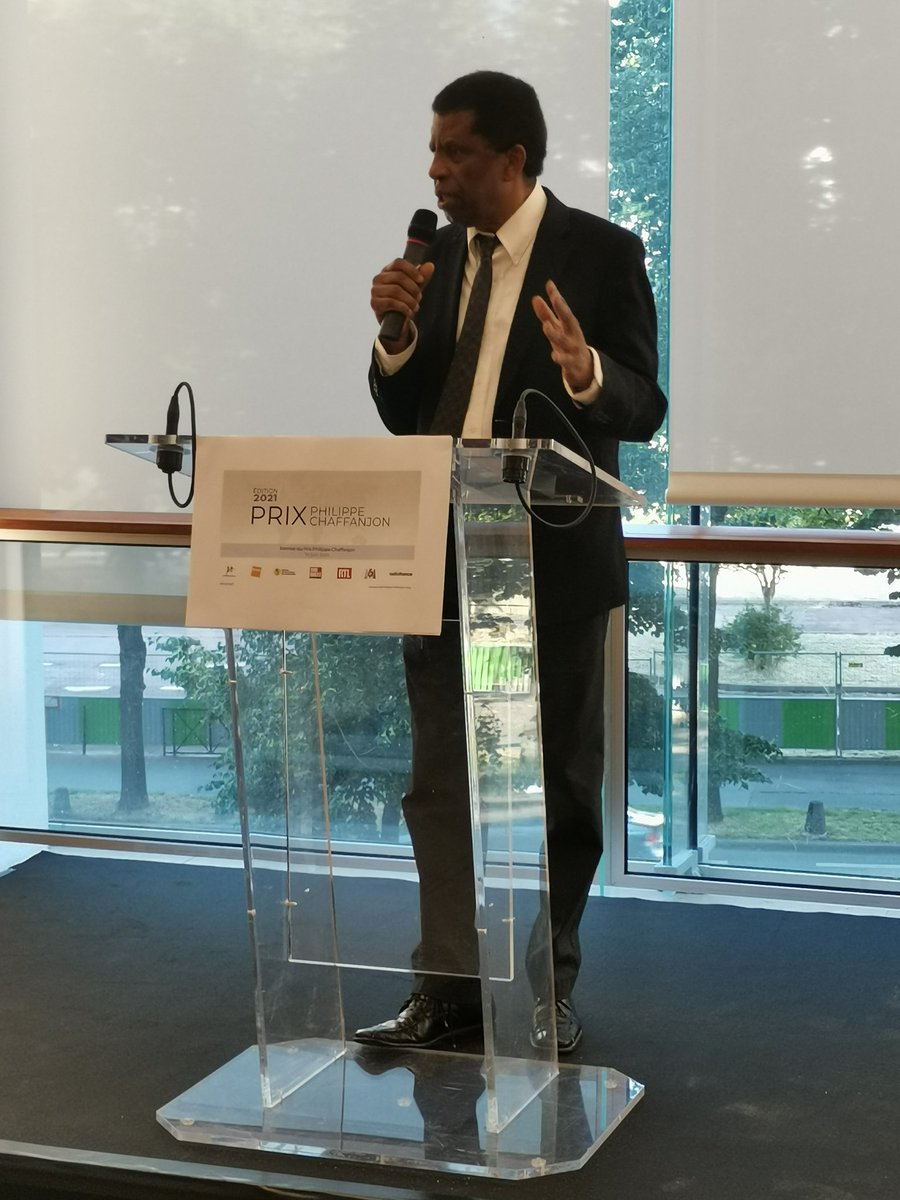 Stbslam's tweet photo. Très heureuse d'assister ce soir à la remise du Prix Chaffanjon. Il récompense cette année @chapudlowski pour son bouleversant et nécessaire podcast sur l'inceste et @lauralouishaiti pour son enquête sur le test de virginité qui traumatise des femmes en Haïti. #prixchaff https://t.co/LBeRdi2W0e