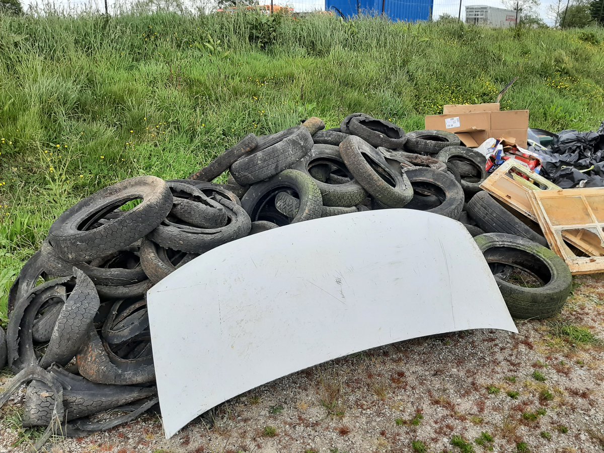 Voici le résultat en #photos du #ramassage de #déchets organisé avec le #club de #football de l'AS #Montebourg. Du délire ! Vous l'aurez compris : ce genre d'#initiatives est plus que jamais nécessaire quand on voit tout ce qui a été collecté. #nature #Cotentin #Manche #collecte