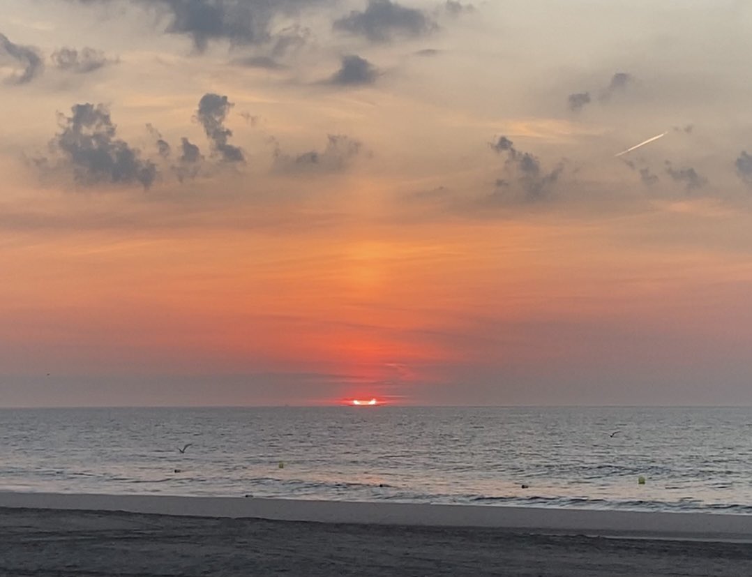 StaceyDaly74's tweet image. Jersey “Devil’s Horns” Sunrise. Eclipse 2021. #DigCommSU #SolarEclipse #solareclipse2021 #NewJersey #NJDevils