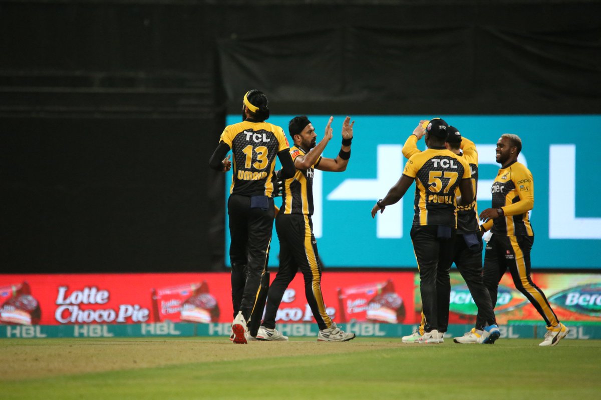 PeshawarZalmi's tweet photo. Can a Yorker be more perfect? 

@WahabViki with the first breakthrough.   

#Zalmi #YellowStorm #HBLPSL6 #ZKingdom #PZvLQ https://t.co/uHnYUE1ami