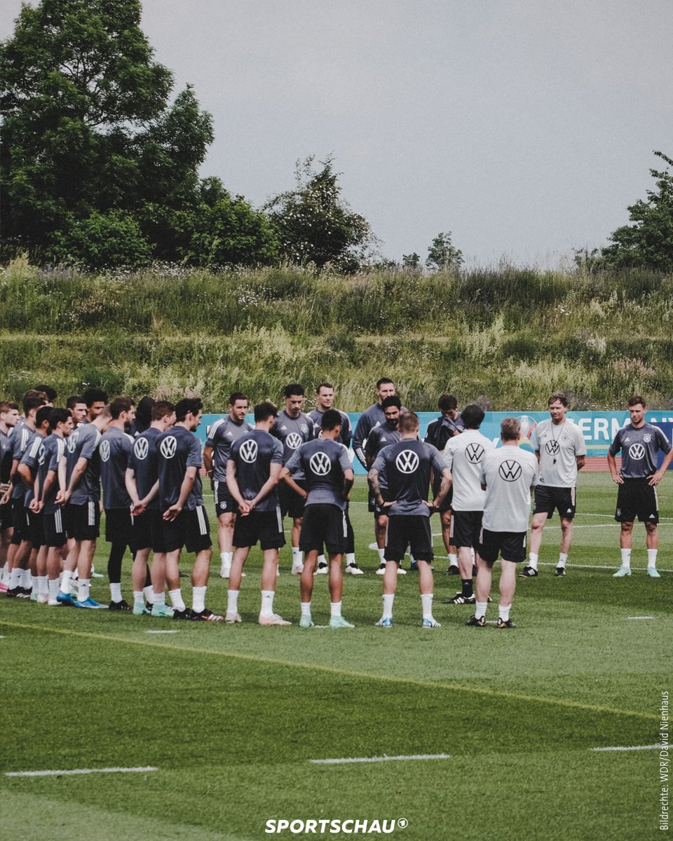 sportschau's tweet photo. Erste Trainingseinheit für die deutsche Fußball-Nationalmannschaft in Herzogenaurach. Unser Autor hat ein paar Fotos für euch gemacht. 

https://t.co/JydJDLcLPc

#euro2020 #sportschau #dfbq https://t.co/vc7lnTjCe9