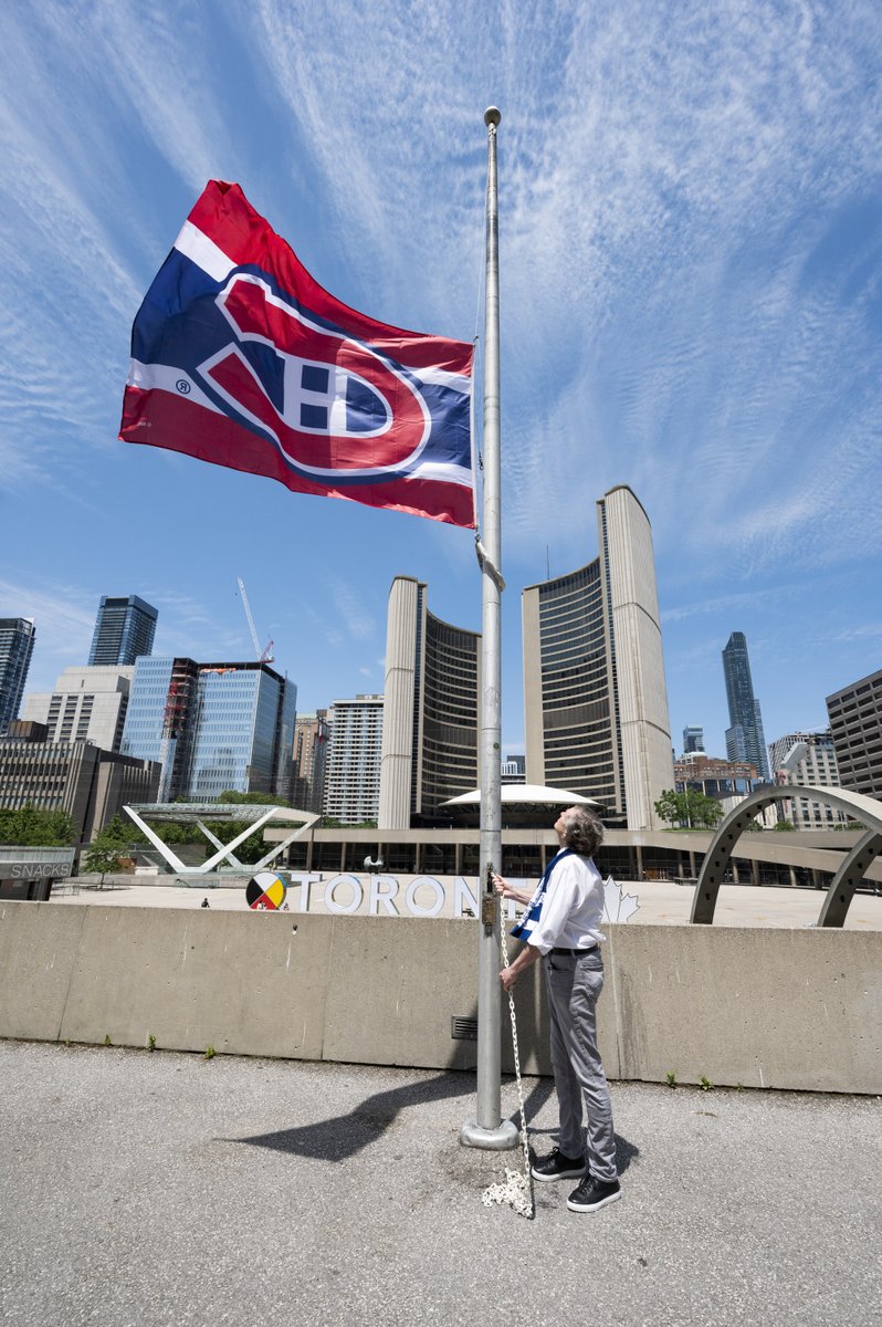JohnTory's tweet photo. Well, Mayor @Val_Plante, a bet is a bet.
To complete my playoff bet on the @MapleLeafs with Montreal Mayor Valerie Plante, I raised the @CanadiensMTL flag at Toronto City Hall today.
#LeafsForever https://t.co/rZnGNN6xmG