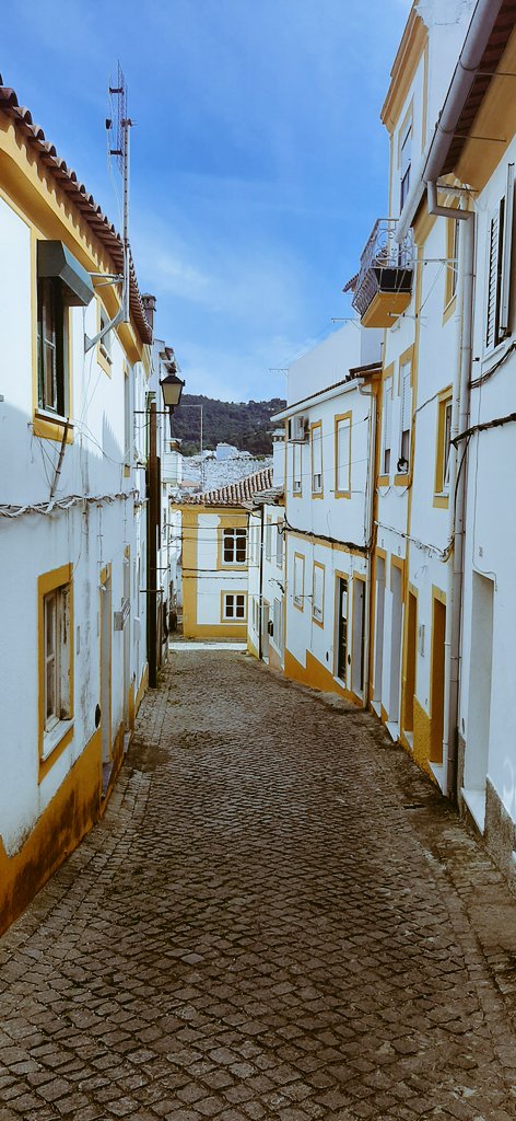 É preciso ver de dia o que se viu de noite, ver no verão o que se vira na primavera, para assim recomeçar caminhos novos (#joséSaramago). #POR @visitportugal
@visitalentejo @turismoportugal @turismomilitar