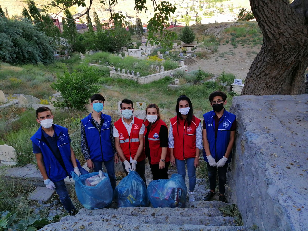 damlahakkari's tweet photo. "Temizlik imanın Yarısıdır."
Şuuruyla hareket edip bugün @GmHakkari gönüllüleriyle birlikte merkezde 2 farklı mahallede mezarlık temizliği yaptık. Emeği geçen herkese teşekkür ederiz 😊
#uluslararasıdamlagönüllüleri
#DamlaHakkari #HakkariGm
@DamlaVolunteers @gonullufed https://t.co/Xthgdy0k89