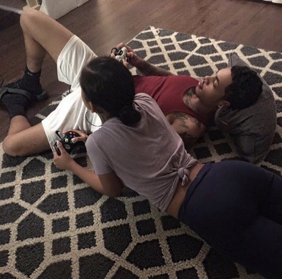 blacktwiterthrd's tweet photo. “Can’t step out today bro I’m busy” https://t.co/iAbN92Ktj2