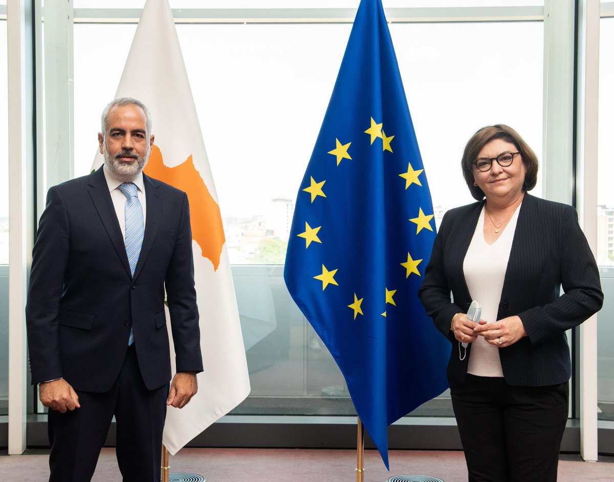 Very constructive meeting with Transport Commissioner @AdinaValean. #GreenDeal #Greening of #shipping   #FuelEUmaritime are high on the agenda. Need to formulate an effective approach and to incentivise the shipping industry in its path to #decarbonisation! @maritimeCyprus
