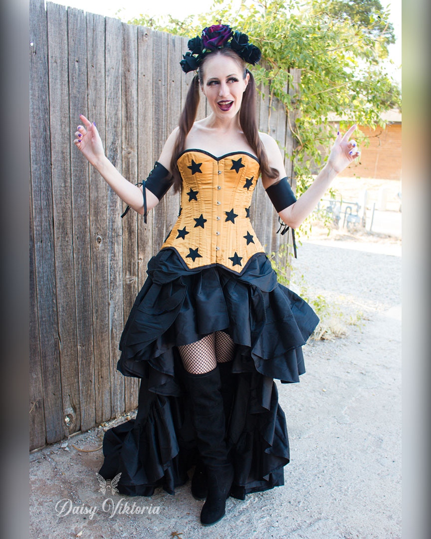 daisyviktoria's tweet photo. Everyday is Halloween!
Live stream tomorrow on youtube! Link in bio.
#halloween #gothgoth #alternativefashion #gothcore #witchcore #corset #corsetry #bustlegown #fantasydress #altstyle #historybounding #sewingismysuperpower #sewingismytherapy #cosplayer #cosplaylife https://t.co/CAw8JRUKuv