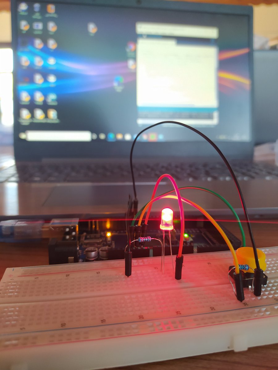 Sena_1517's tweet photo. İcathanemizde Arduino derslerimiz devam ediyor.Keyifle geçirdiğimiz derslerimizde bugün LED ışıklarımızı yaktık.Bir sonraki derste görüşmek üzere.
#arduinomega2560
#Arduino 
@tugvazeytinburn https://t.co/AvCj5rqIov
