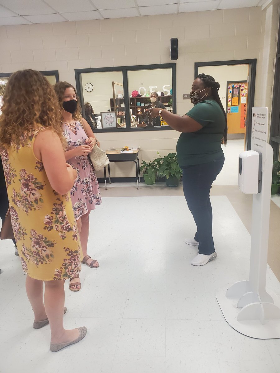 Ms. Merritt greeting New teachers . We are so excited  about the 21-22 school year. <a href="/LIVEOAKELEM/">LIVE OAK ELEMENTARY</a> @Cijim011 #NCSSbetheBest