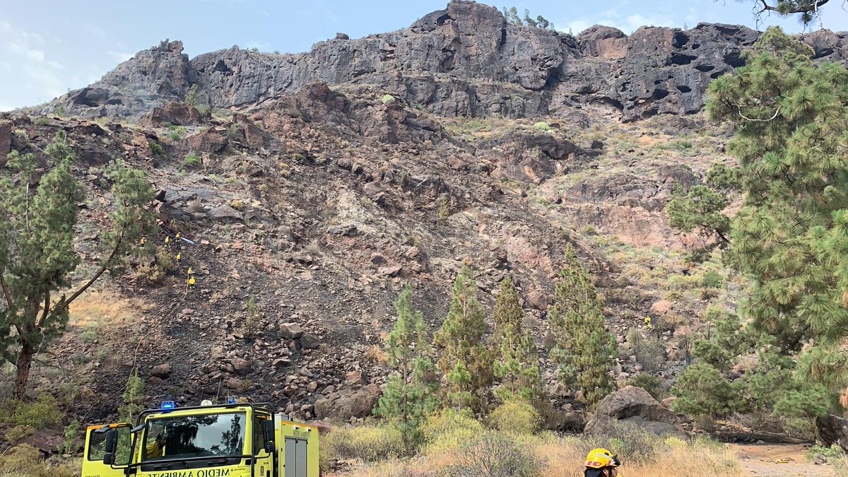 GranCanariaCab's tweet photo. CONTROLADO el incendio de Mogán. Un equipo presa se incorporará para remate y vigilancia durante la noche. https://t.co/EWPMUDZz7P