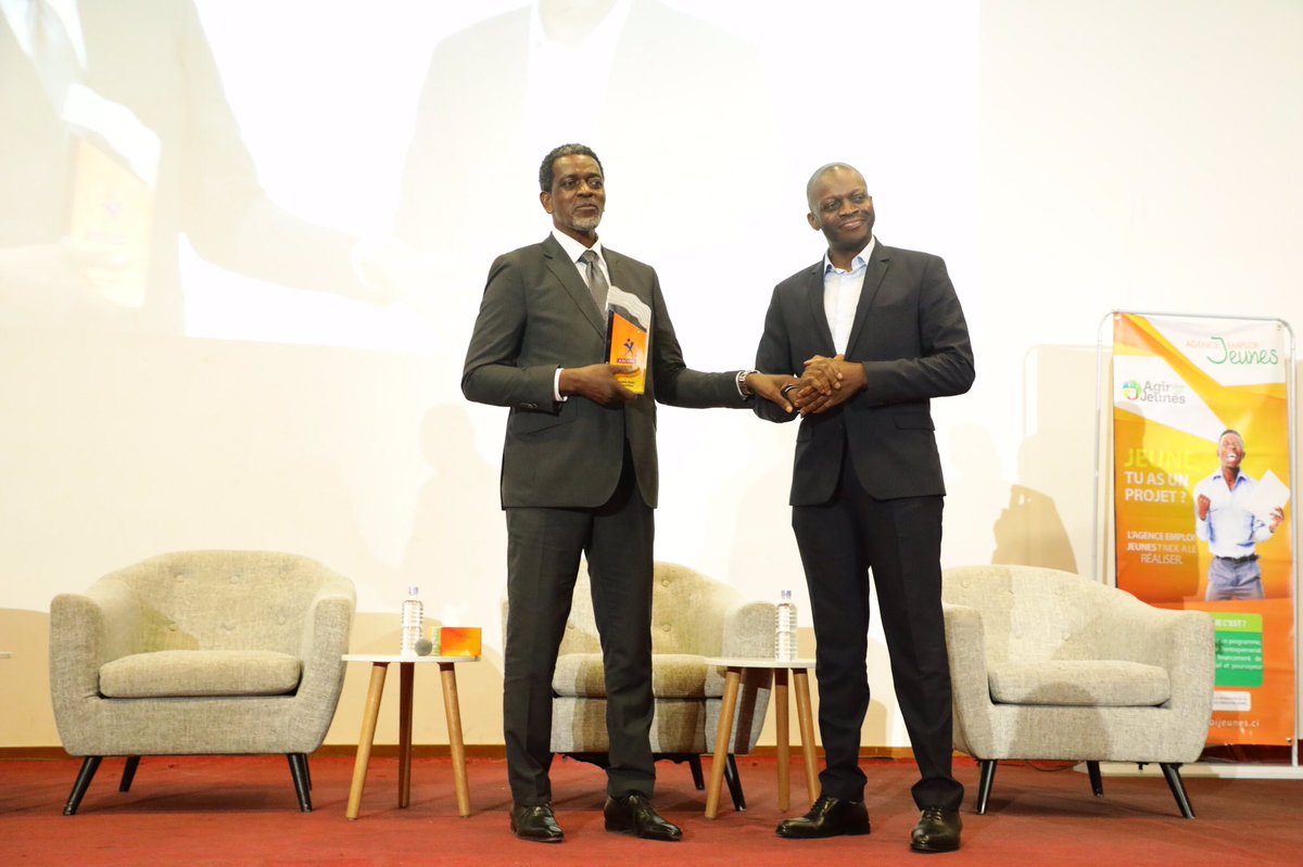 HmpAfrica's tweet photo. Merci aux organisateurs des ASCOM pour ce Prix Excellence🎖 et cette belle reconnaissance que nous partageons avec toutes nos équipes à travers l’Afrique. 🙏😊
#ASCOM_2021 #PrixExcellence #HemisphèreAfrica https://t.co/xyfaLo7vSH