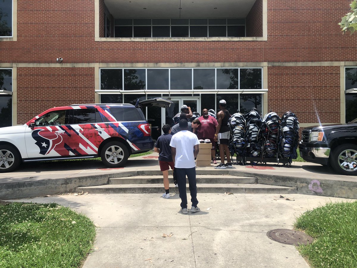 Thank you to the <a href="/HoustonTexans/">Houston Texans</a> and Brett Stewart &amp; company for their donation of shoulder pads!  We are so appreciative of everything you do in all communities!  #GoTexans #GoBulldogs <a href="/FootballHeights/">Heights Bulldogs Football</a>