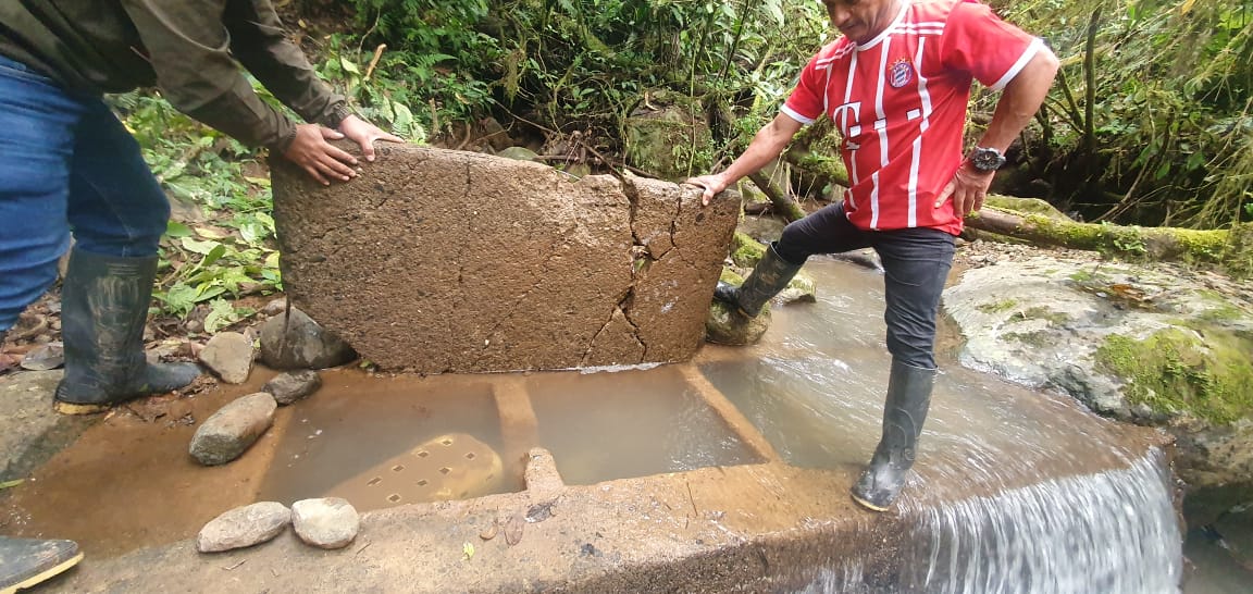 MAATE_Zonal7's tweet photo. #Loja | Nuestro equipo de la Oficina Técnica Puyango y personal del #GadPindal, inspeccionaron el sistema de agua potable de la comunidad "El Ají" de la parroquia 12 de diciembre, con el fin de iniciar los estudios técnicos para mejorar el abastecimiento de agua en el sector. https://t.co/sMKUjmPWie