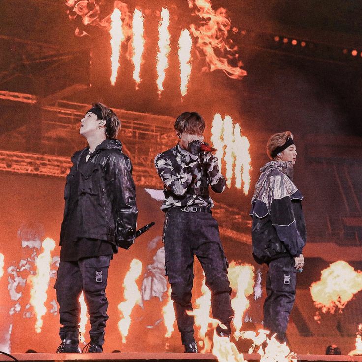jhope_pakistan's tweet photo. There are only three albums by korean soloists to reach 300M streams on Spotify.
1- Hopeworld
2- D-2, Agust D
3- Mono
That's how the BTS Rapline rules the planet and we all know BTS rapline is world's best 😎❤
#3YearsWithDDaeng #NAMSOPE #JHOPE https://t.co/WSxoKTEgbB