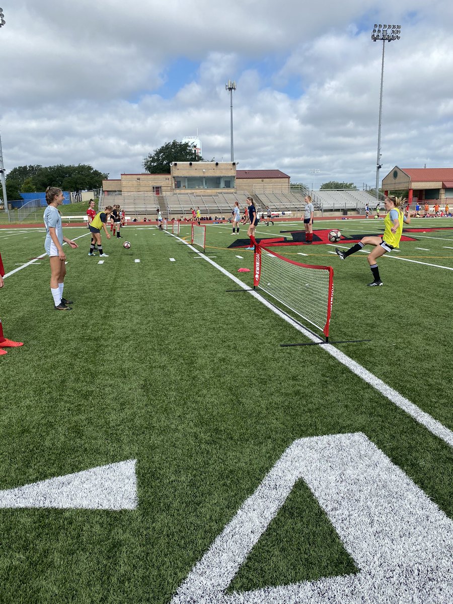 CoachLeDoux5's tweet photo. Finished off soccer camp with @AbbyWambach header progression, soccer tennis, and a 3v3 tourney! So proud of these girls for working hard during summer! https://t.co/0zjGszVBQF