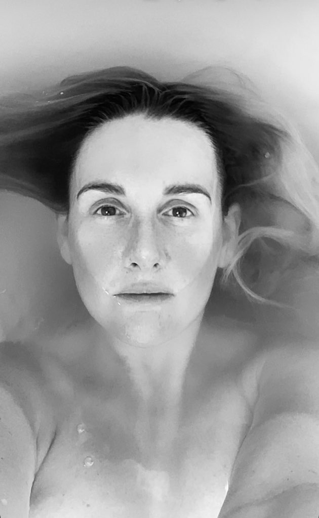 runRforlife's tweet photo. Booze fast over! 3 glasses of wine deep in an Epsom salt bath #selfcare #soremuscles #fitness #noonesaiditwaseasy #runner #crossfit #traineveryday #art 🏃🏼‍♀️🍷🛀🏻 https://t.co/OTK2lo1AtO