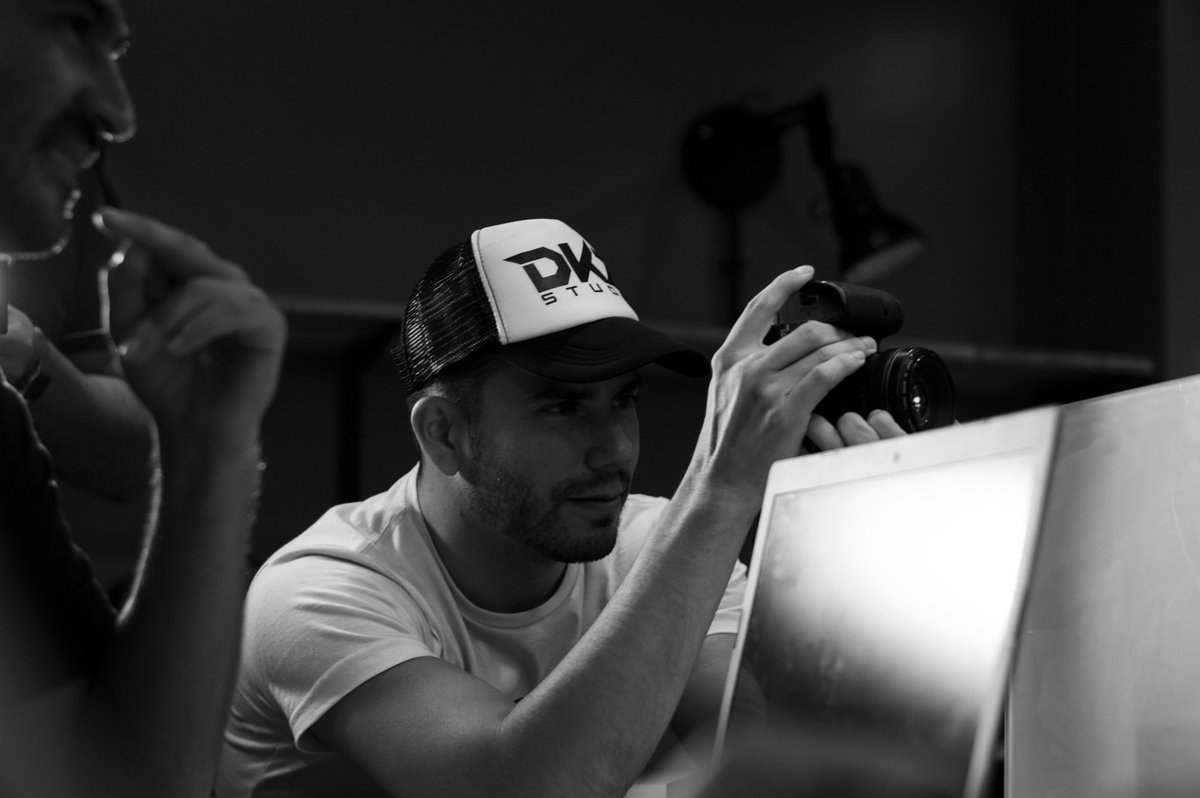 Hacer sonreír a una persona puede cambiar el mundo. Quizás no el mundo por completo, pero sí SU mundo. Empieza pequeño, empieza hoy.

En DKZ tenemos a disposición miles de sonrisas guardadas para vos, porque tu mundo es nuestro MUNDO, soñemos juntos  ‼

dkzstudio.com