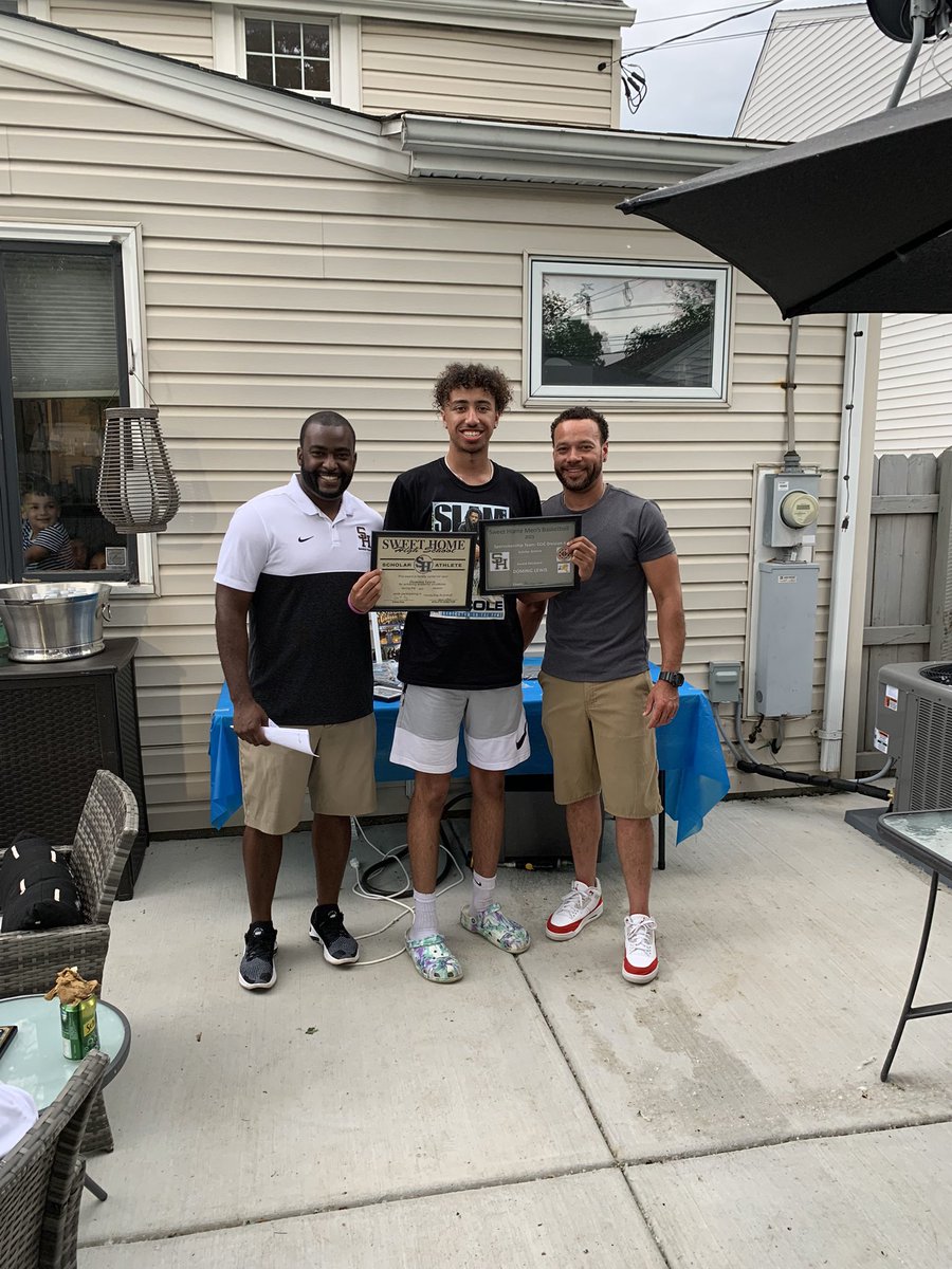 SweetHomeHoops's tweet photo. Scholar Athlete Awards:
Josh Byrd 
Jaidyn McGrath 
Dominic Lewis 
Owen Regan-Clemens
@SHCSDAthletics 
@SHPantherEye 
@Sweethomesports 
#wenotme
#family https://t.co/HHYfFcJThF