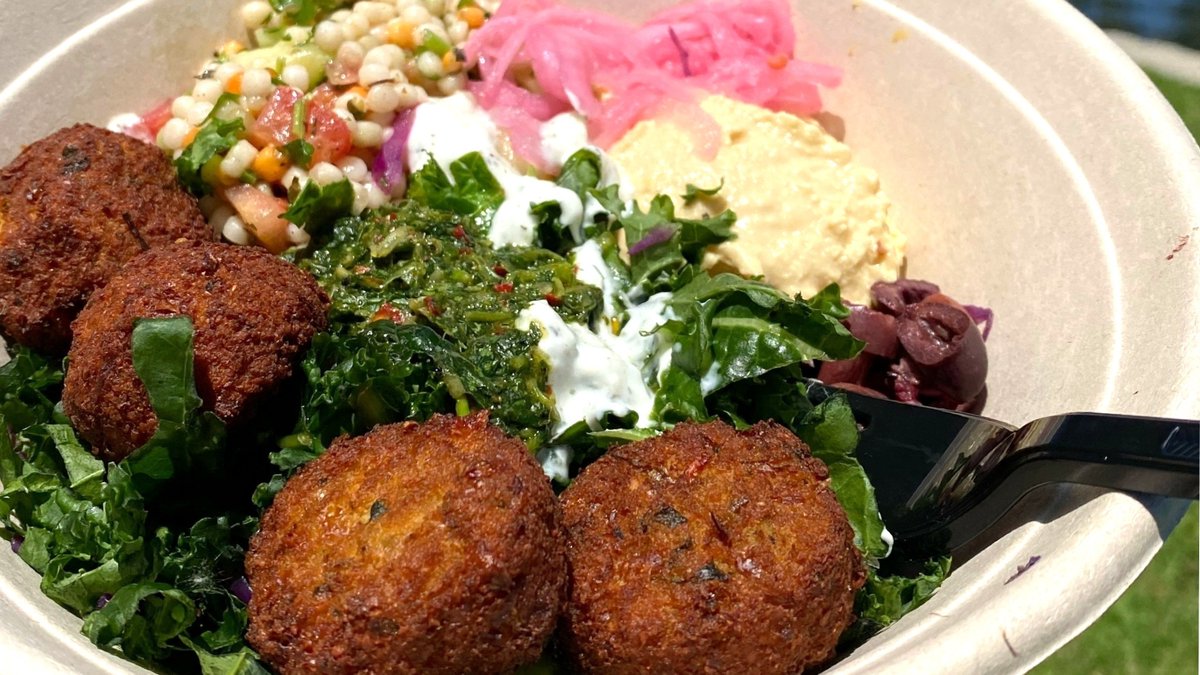thelimbylim's tweet photo. Lunch, anyone? #AD I recommend the 
@LunaGrill Santorini Veggie Bowl w/ fresh Mediterranean ingredients: housemade falafel, couscous, tzatziki, hummus &amp; kale. See my IG post for a discount code for 25% off your next order! https://t.co/N3AGsrzF9I
 #LunaGrill #MediterraneanKitchen https://t.co/V4TzhSdli7