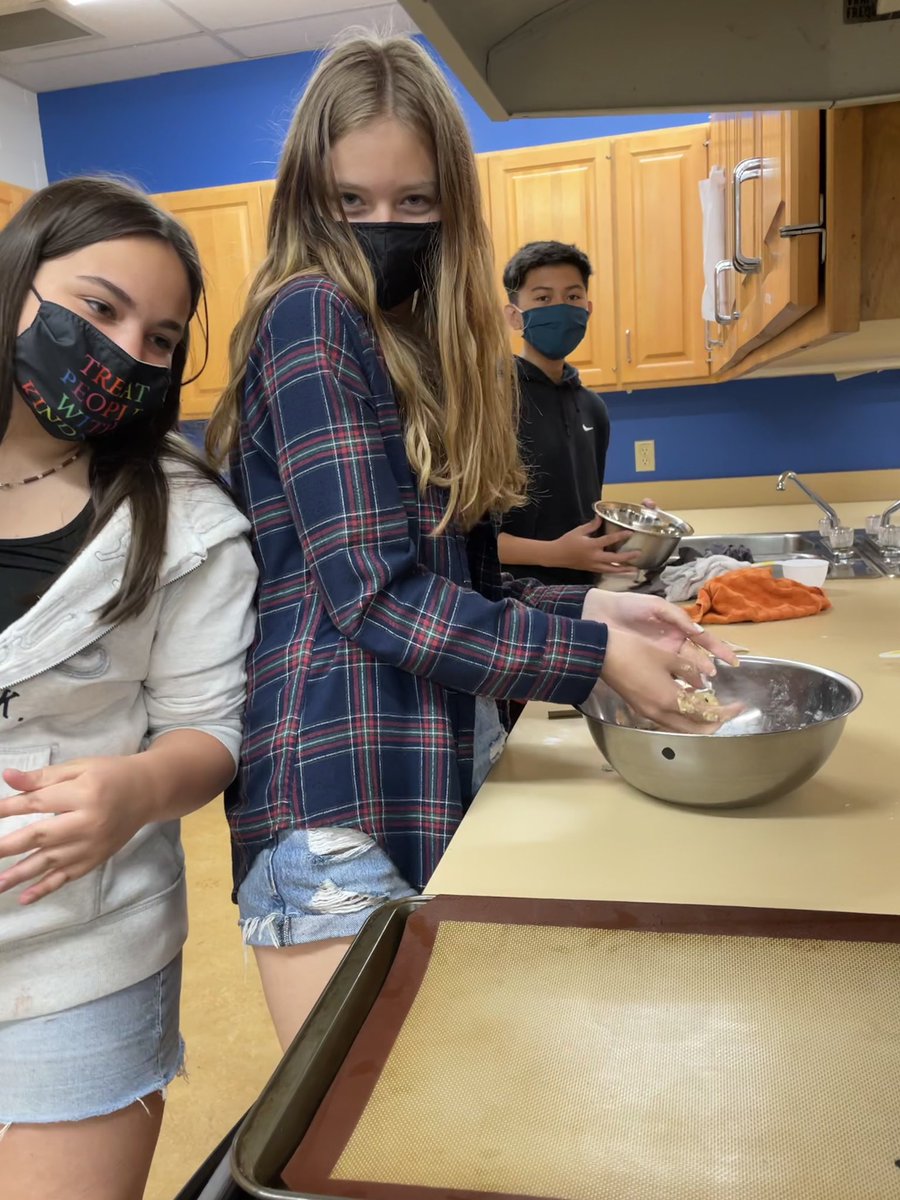 StMarys_MH's tweet photo. Foods classes have taken away the cookie recipes. Student are on their own!  #yumyum #foodsclass #wearemhcbe https://t.co/mkAHKggLqV