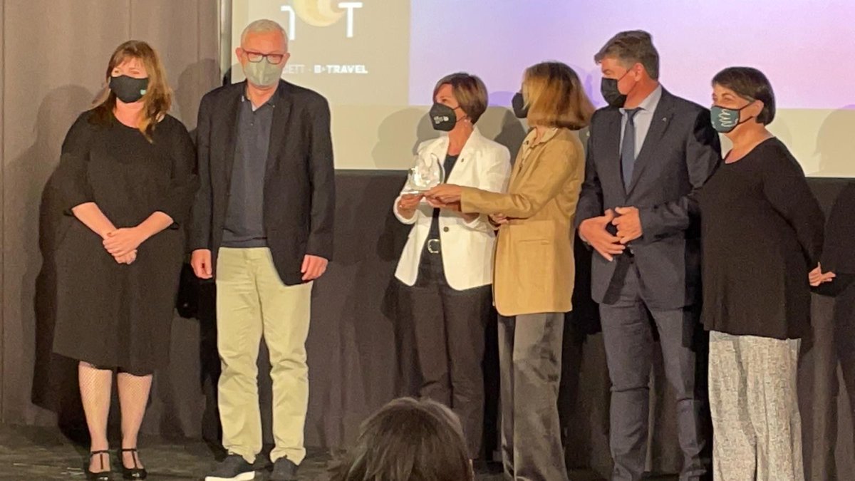 Anna Sánchez (@annasanor) on Twitter photo Molt feliços de rebre el #PremiAlimara del <a href="/CETT_UB/">CETT</a> junt als companys de <a href="/BarcelonaTurism/">Barcelona Turisme</a> i <a href="/Barcelona_BCB/">Barcelona Convention Bureau</a> pel projecte #Workation. <a href="/BCNmoltmes/">Barcelona és molt més</a> <a href="/TurismeDIBA/">TurismeDIBA</a> Molt feliços de rebre el #PremiAlimara del <a href="/CETT_UB/">CETT</a> junt als companys de <a href="/BarcelonaTurism/">Barcelona Turisme</a> i <a href="/Barcelona_BCB/">Barcelona Convention Bureau</a> pel projecte #Workation. <a href="/BCNmoltmes/">Barcelona és molt més</a> <a href="/TurismeDIBA/">TurismeDIBA</a>