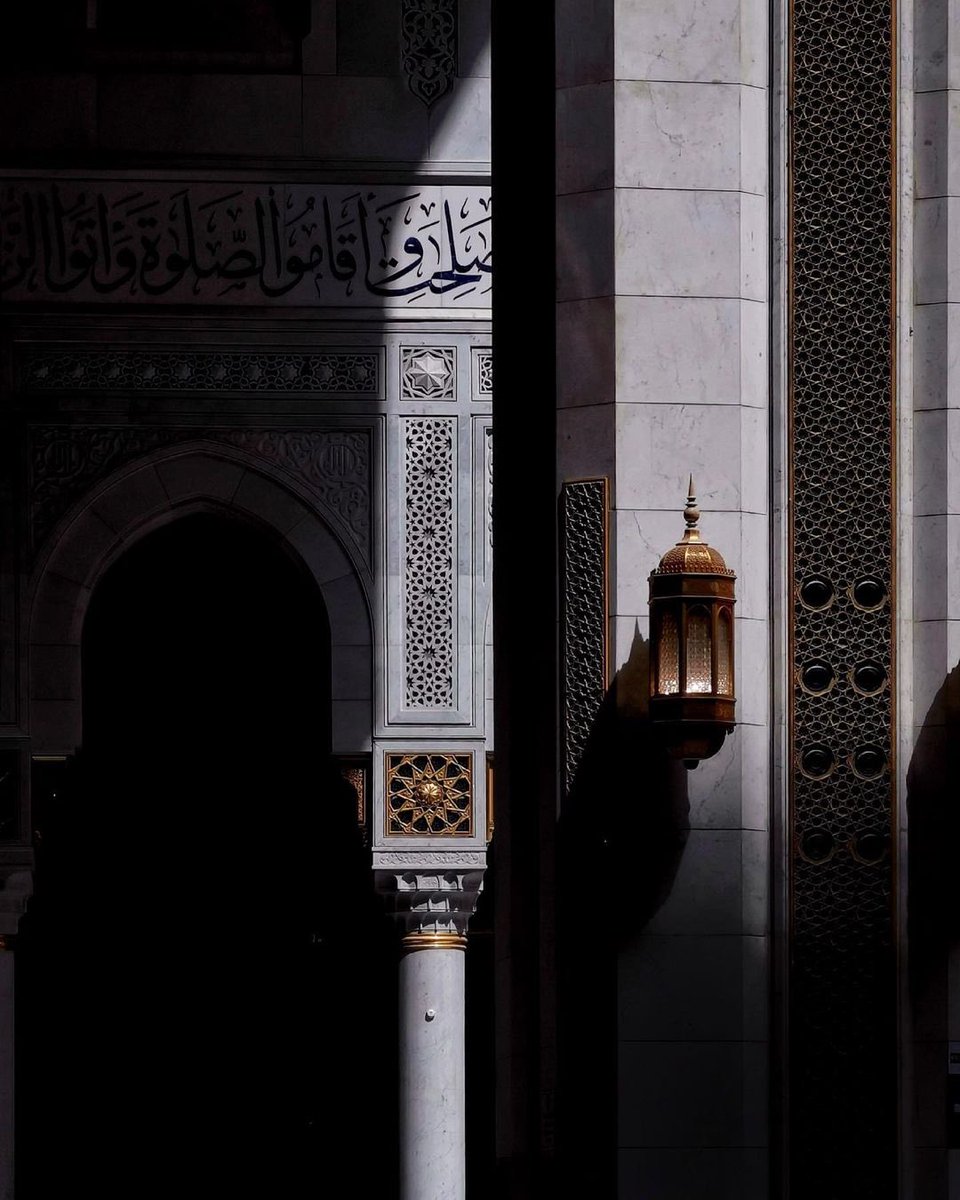 •

﴿ إِنَّ اللَّهَ وَمَلَائِكَتَهُ يُصَلُّونَ عَلَى النَّبِيِّ ۚ يَا أَيُّهَا الَّذِينَ آمَنُوا صَلُّوا عَلَيْهِ وَسَلِّمُوا تَسْلِيمًا ﴾ ..♥️

#صباح_الخير